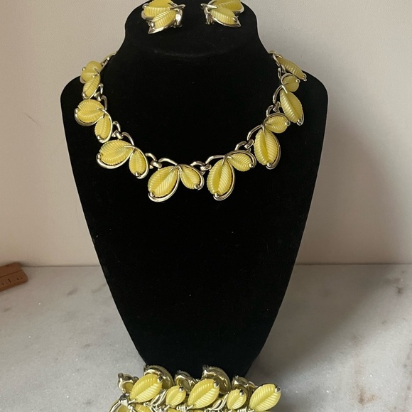 Marboux By Boucher Style #550 White Leaves Thermoset Silver Tone 1950s Necklace - Picture 2 of 16